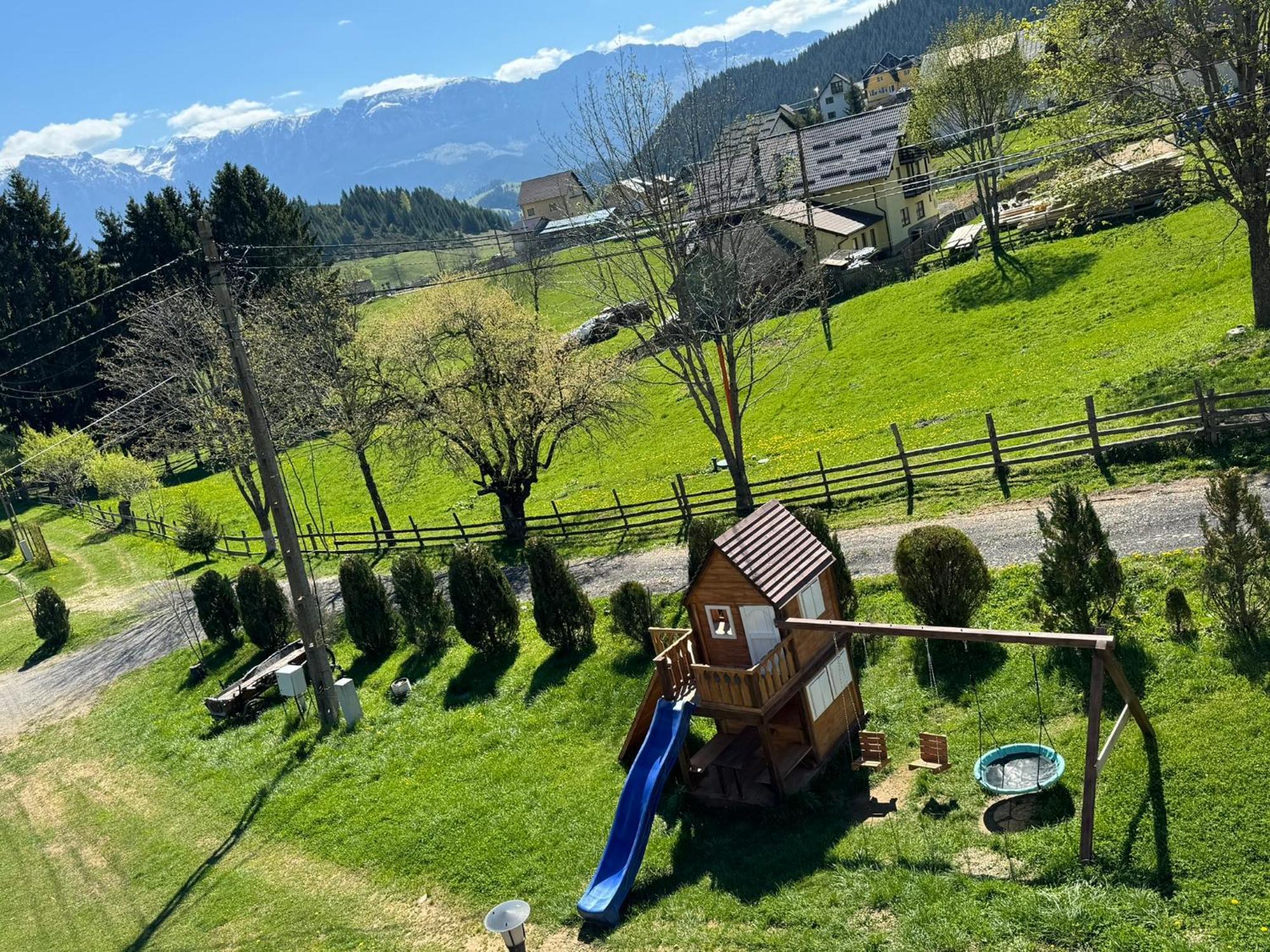 Pensiunea Ursul Carcotas Fundata Esterno foto